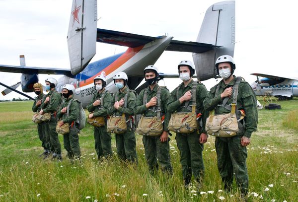 Recruits before their first parachute jump at the Enem airfield of Russia's Volunteer Society for Cooperation with the Army, Aviation, and Navy (DOSAAF) in the Krasnodar Territory Recruits before their first parachute jump at the Enem airfield of Russia's Volunteer Society for Cooperation with the Army, Aviation, and Navy (DOSAAF) in the Krasnodar Territory - Sputnik International