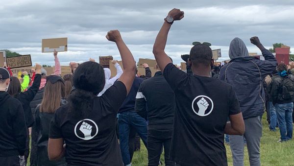 Demonstrators stand in silence for lives lost to police brutality  - Sputnik International