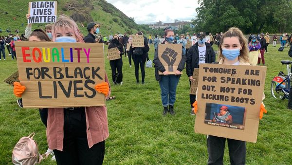Protestors oppose police violence in Edinburgh Protestors oppose police violence in Edinburgh - Sputnik International