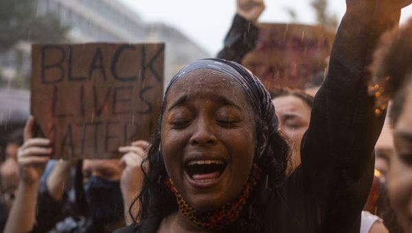 A protester shouts Black Lives Matter during a rain storm in front of Lafayette Park next to the White House, Washington, DC on June 5, 2020. - Sputnik International