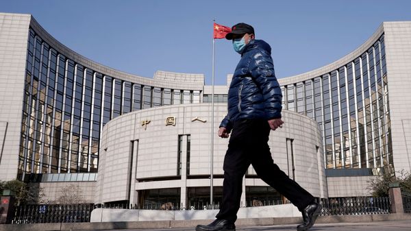 A man wearing a mask walks past the headquarters of the People's Bank of China, the central bank, in Beijing, China, as the country is hit by an outbreak of the new coronavirus, February 3, 2020. A man wearing a mask walks past the headquarters of the People's Bank of China, the central bank, in Beijing, China, as the country is hit by an outbreak of the new coronavirus, February 3, 2020. - Sputnik International