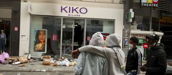Two boys look at a shop after its windows were broken after a Black Lives Matter protest rally in Brussels, Sunday, June 7, 2020. Two boys look at a shop after its windows were broken after a Black Lives Matter protest rally in Brussels, Sunday, June 7, 2020. - Sputnik International
