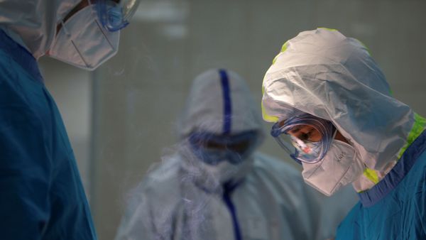 Doctor Islam Muradov (L) performs emergency surgery in the operating room of the City Clinical Hospital Number 15 named after O. Filatov, which delivers treatment to patients infected with the coronavirus disease (COVID-19), in Moscow, Russia May 25, 2020 - Sputnik International