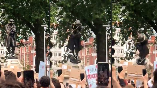 The statue of Edward Colston is torn down in Bristol - Sputnik International