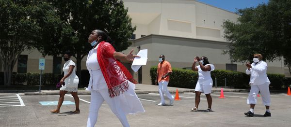 A prayer group walks the grounds of the Fountain of Praise church where services will be held for George Floyd on June 7, 2020 in Houston, Texas A prayer group walks the grounds of the Fountain of Praise church where services will be held for George Floyd on June 7, 2020 in Houston, Texas - Sputnik International