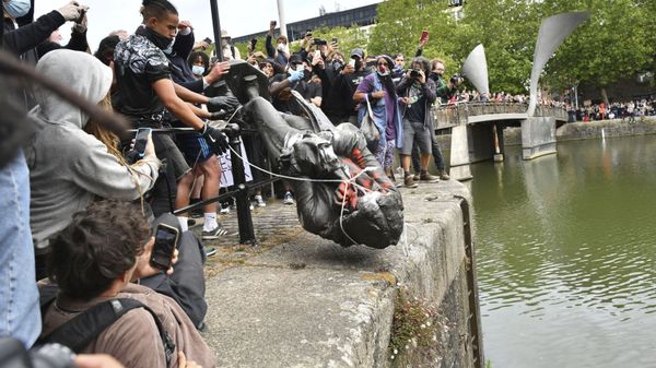 The statue of Edward Colston is thrown into the harbour in Bristol. - Sputnik International