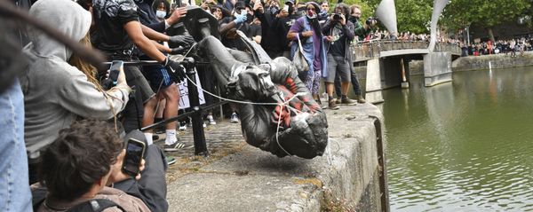 The statue of Edward Colston is thrown into the harbour in Bristol. The statue of Edward Colston is thrown into the harbour in Bristol. - Sputnik International