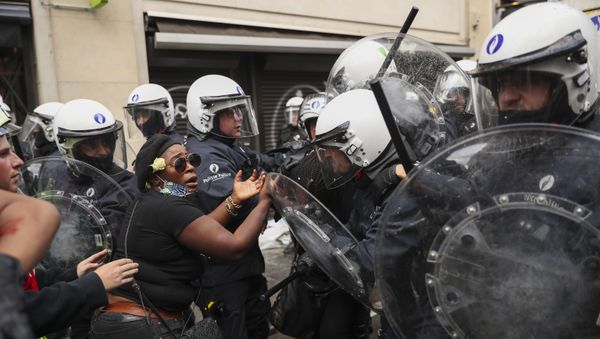 Clashes between police and small groups of rioters in Brussels - Sputnik International