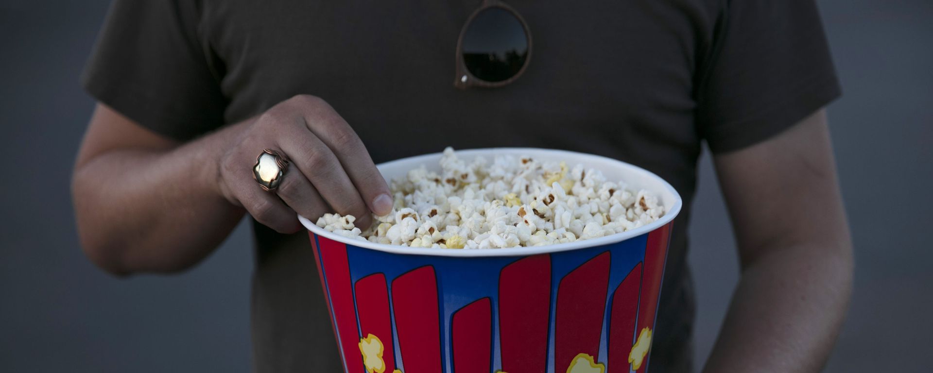 A moviegoer eats popcorn at Mission Tiki drive-in theater in Montclair, Calif., Thursday, May 28, 2020. A moviegoer eats popcorn at Mission Tiki drive-in theater in Montclair, Calif., Thursday, May 28, 2020. - Sputnik International, 1920, 20.02.2023