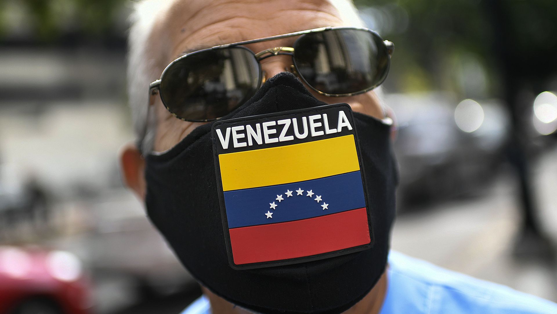 A man wears a face mask with the Venezuela flag, amid the spread of the new coronavirus, as he waits for hours to fill up his car at a state-run oil company PDVSA as station in Caracas, Venezuela, Monday, May 25, 2020 A man wears a face mask with the Venezuela flag, amid the spread of the new coronavirus, as he waits for hours to fill up his car at a state-run oil company PDVSA as station in Caracas, Venezuela, Monday, May 25, 2020 - Sputnik International, 1920, 12.03.2021
