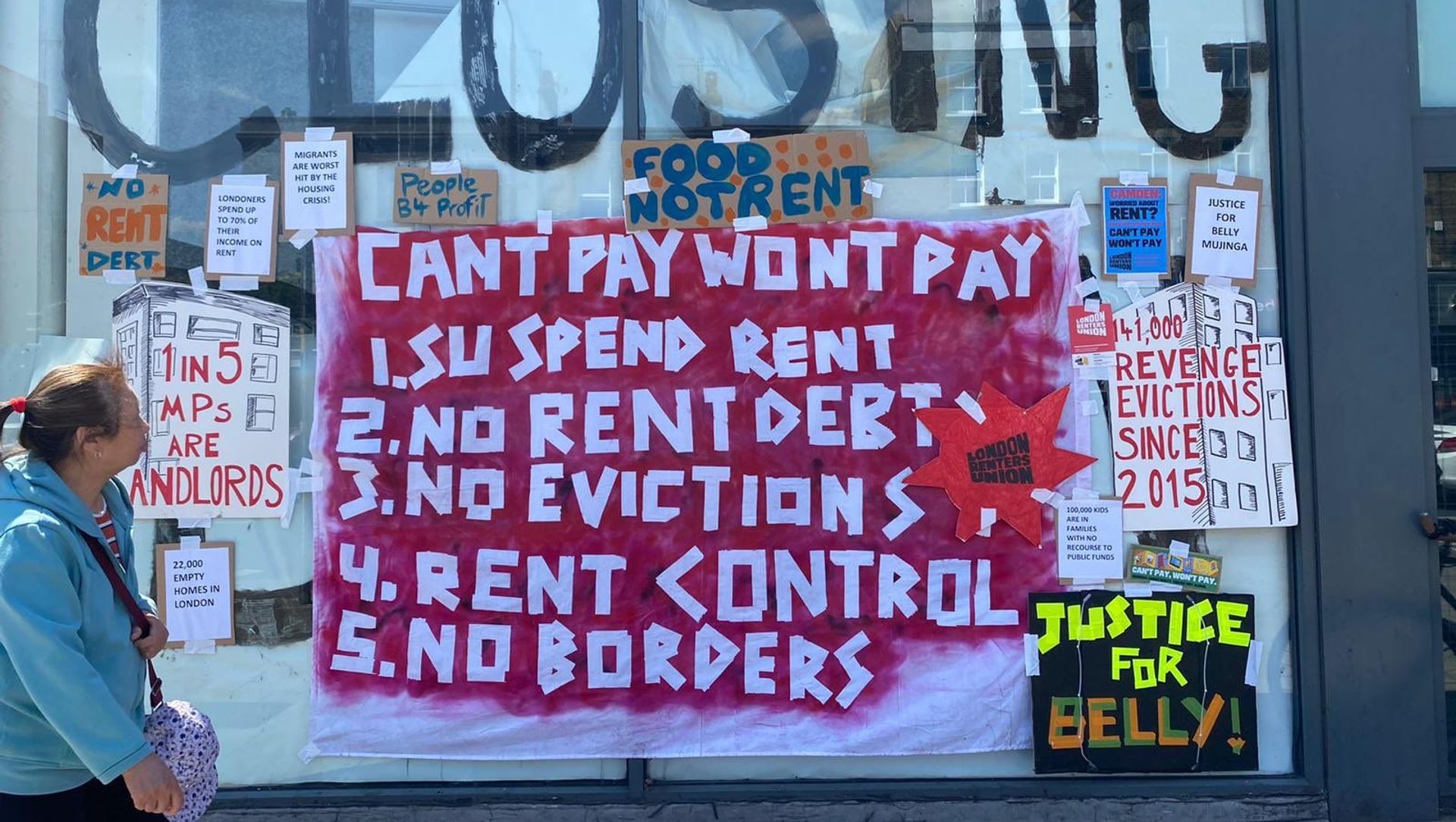 Banners from London Renters Union on the front of a building Banners from London Renters Union on the front of a building - Sputnik International, 1920, 01.03.2021
