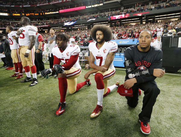 Tribute to Fallen or Disrespect? How Kneeling Promotes Message of US Protesters (or Fails to Do So) Tribute to Fallen or Disrespect? How Kneeling Promotes Message of US Protesters (or Fails to Do So) - Sputnik International