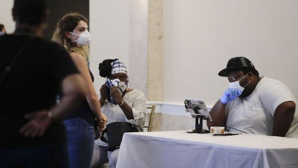Voters wait near a polling place attendant in the Georgia's primary election at Park Tavern in Atlanta - Sputnik International