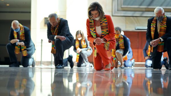 WASHINGTON, DC - JUNE 08: (L-R) Sen. Cory Booker (D-NJ), Senate Minority Leader Charles Schumer (D-NY), Sen. Kamala Harris (D-CA), Speaker of the House Nancy Pelosi (D-CA), Rep. Karen Bass (D-CA) and House Majority Leader Steny Hoyer (D-MD) join fellow Democrats from the House and Senate kneel in silence for eight minutes and 46 seconds to honor George Floyd in the U.S. Capitol Visitors Center June 08, 2020 in Washington, DC. - Sputnik International