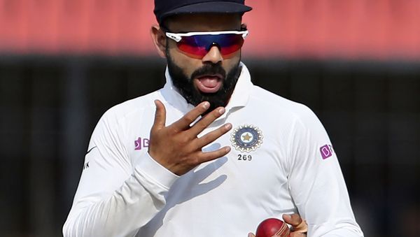 Indian cricket captain Virat Kohli uses his saliva to shine the ball - Sputnik International