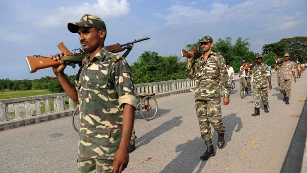 Indian Sashatra Seema Bal (SSB) soldiers patrol on The Mechi River Bridge at Indo-Nepal border at Pantanki some 46 kms from Siliguri on June 6, 2009 - Sputnik International