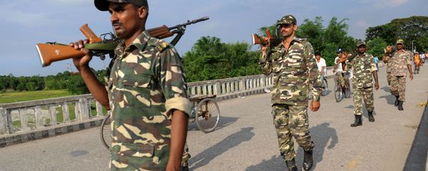 Indian Sashatra Seema Bal (SSB) soldiers patrol on The Mechi River Bridge at Indo-Nepal border at Pantanki some 46 kms from Siliguri on June 6, 2009 Indian Sashatra Seema Bal (SSB) soldiers patrol on The Mechi River Bridge at Indo-Nepal border at Pantanki some 46 kms from Siliguri on June 6, 2009 - Sputnik International