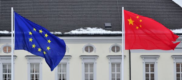 A Chinese (R) and EU flag flutters in front of the presidential palace Schloss Bellevue in Berlin  - Sputnik International