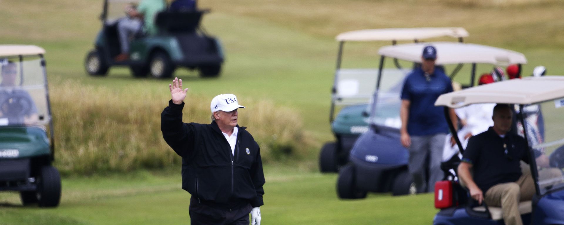FILE - In this July 14, 2018 file photo, President Donald Trump waves to protesters while playing golf at Turnberry golf club, in Turnberry, Scotland FILE - In this July 14, 2018 file photo, President Donald Trump waves to protesters while playing golf at Turnberry golf club, in Turnberry, Scotland - Sputnik International, 1920, 16.02.2023