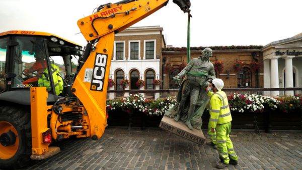 A statue of Robert Milligan is pictured being removed by workers from outside the Museum of London Docklands near Canary Wharf, following the death of George Floyd who died in police custody in Minneapolis, London, Britain - Sputnik International