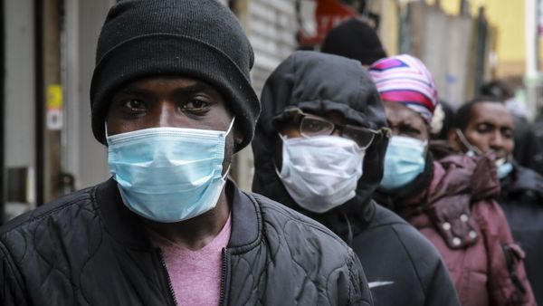 People wait for a distribution of masks and food from the Rev. Al Sharpton in the Harlem neighborhood of New York, after a new state mandate was issued requiring residents to wear face coverings in public due to COVID-19, Saturday, April 18, 2020 - Sputnik International