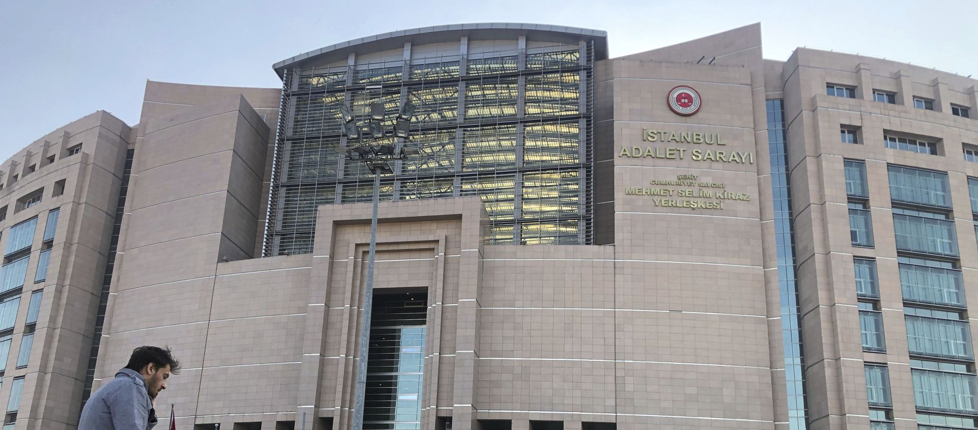 People walk to the Justice Palace as a trial against Metin Topuz, a Turkish employee of the United States Consulate in Istanbul charged with espionage and attempting to overthrow the Turkish government, began in Istanbul, Tuesday, March 26, 2019. - Sputnik International, 1920, 11.06.2020
