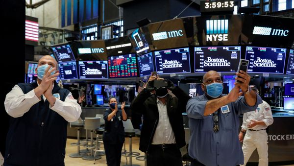 Workers celebrate the during closing bell, as they prepare for the return to trading, on the floor at the New York Stock Exchange (NYSE) in New York, U.S., May 22, 2020 Workers celebrate the during closing bell, as they prepare for the return to trading, on the floor at the New York Stock Exchange (NYSE) in New York, U.S., May 22, 2020 - Sputnik International