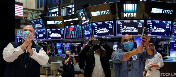 Workers celebrate the during closing bell, as they prepare for the return to trading, on the floor at the New York Stock Exchange (NYSE) in New York, U.S., May 22, 2020 - Sputnik International