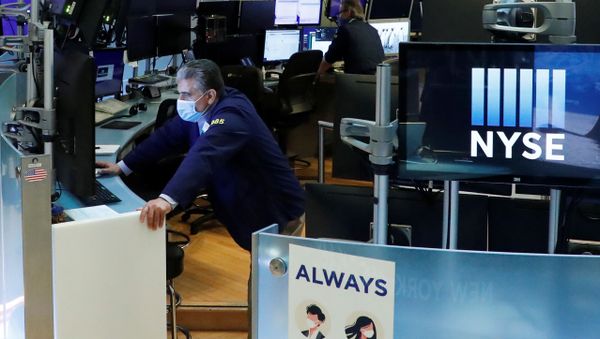 Traders wear masks as they work on the floor of the New York Stock Exchange as the outbreak of the coronavirus disease (COVID-19) continues in the Manhattan borough of New York, U.S., May 27, 2020. - Sputnik International