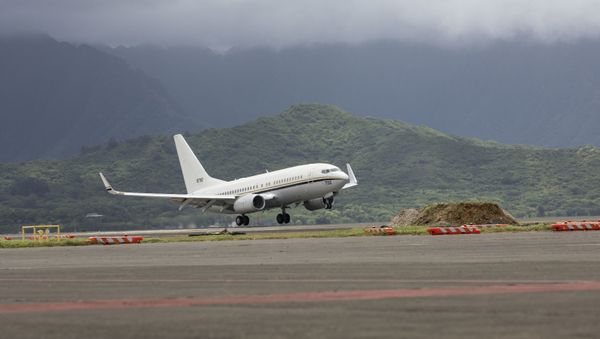 A U.S. Navy C-40 Clipper jet aircraft assigned to Fleet Logistics Support Squadron (VR) 51 prepares to land at Marine Corps Air Station Kaneohe Bay at Marine Corps Base Hawaii, July 26, 2019. - Sputnik International
