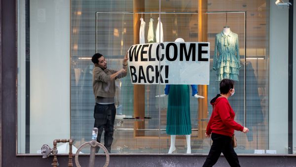 An employee at Zara puts up a sign in Toronto - Sputnik International