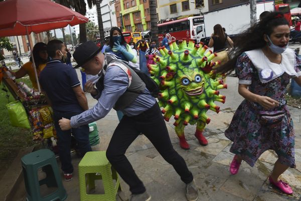 Artist performs at the Botero square, as part of an awareness campaign to stop the spread of the COVID-19 coronavirus, in Medellin, Colombia, on June 10, 2020. Artist performs at the Botero square, as part of an awareness campaign to stop the spread of the COVID-19 coronavirus, in Medellin, Colombia, on June 10, 2020. - Sputnik International