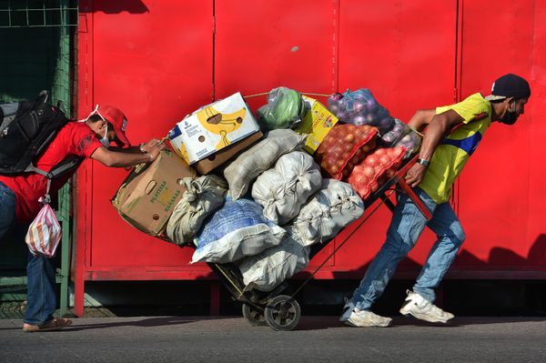 Two men carry a cart loaded with fresh goods at a street in Tegucigalpa, Honduras, on June 8, 2020, after the government announced the resumption of economic activity, amid the COVID-19 pandemic. Two men carry a cart loaded with fresh goods at a street in Tegucigalpa, Honduras, on June 8, 2020, after the government announced the resumption of economic activity, amid the COVID-19 pandemic. - Sputnik International