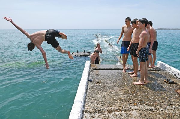 Swimmers in Russia's resort town of Sochi on 9 June 2020 Swimmers in Russia's resort town of Sochi on 9 June 2020 - Sputnik International