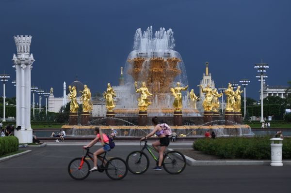 Cyclists near the Peoples' Friendship fountain at VDNKH in Moscow on 10 June 2020 Cyclists near the Peoples' Friendship fountain at VDNKH in Moscow on 10 June 2020 - Sputnik International