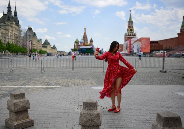 A woman poses for a selfie at Red Square on a sunny day amid the coronavirus outbreak, in Moscow, Russia. A woman poses for a selfie at Red Square on a sunny day amid the coronavirus outbreak, in Moscow, Russia. - Sputnik International