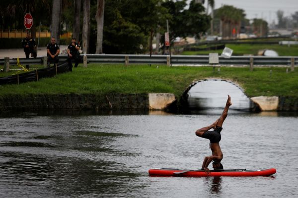 A man stands on his head on a paddle board as pollice officers look at him during a protest against racial inequality in the aftermath of the death in Minneapolis police custody of George Floyd, outside Trump National Doral golf resort in Doral, Florida, U.S., June 6, 2020. A man stands on his head on a paddle board as pollice officers look at him during a protest against racial inequality in the aftermath of the death in Minneapolis police custody of George Floyd, outside Trump National Doral golf resort in Doral, Florida, U.S., June 6, 2020. - Sputnik International