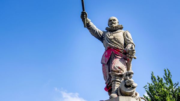 The statue of Dutch lieutenant admiral and commander of the West India Company Piet Hein in Rotterdam-Delfshaven is daubed and smeared with red paint (unseen)on June 12, 2020. - Dutch protesters on June 12, 2020, damaged the statues of a colonialist naval commander linked to the slave trade and of a murdered far-right politician, in the latest incidents targeting statues in Europe and the United States. The statue of Piet Hein -- a 17th-century admiral linked to the Dutch West India Trading Company who is regarded as one of the Netherlands' greatest naval heroes -- was sprayed with the words killer and thief overnight in Rotterdam.  - Sputnik International