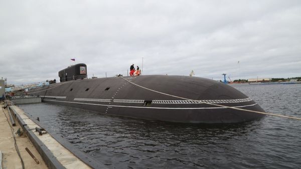 Navy flag lifted aboard the Knyaz Vladimir missile submarine, June 12, 2020. - Sputnik International