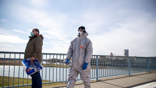 A Polish health official at the Polish-German border - Sputnik International
