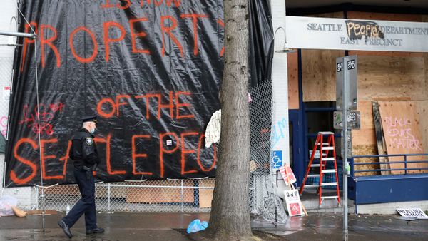 A police officer walks in front of Seattle Police Department East Precinct in Seattle, Washington, U.S. June 11, 2020. A police officer walks in front of Seattle Police Department East Precinct in Seattle, Washington, U.S. June 11, 2020. - Sputnik International