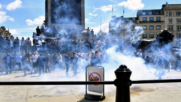 Counter-protesters stand under Nelson's Column in Trafalgar Square ahead of a Black Lives Matter protest following the death of George Floyd in Minneapolis police custody, in London, Britain, June 13, 2020. REUTERS/Dylan Martinez - Sputnik International