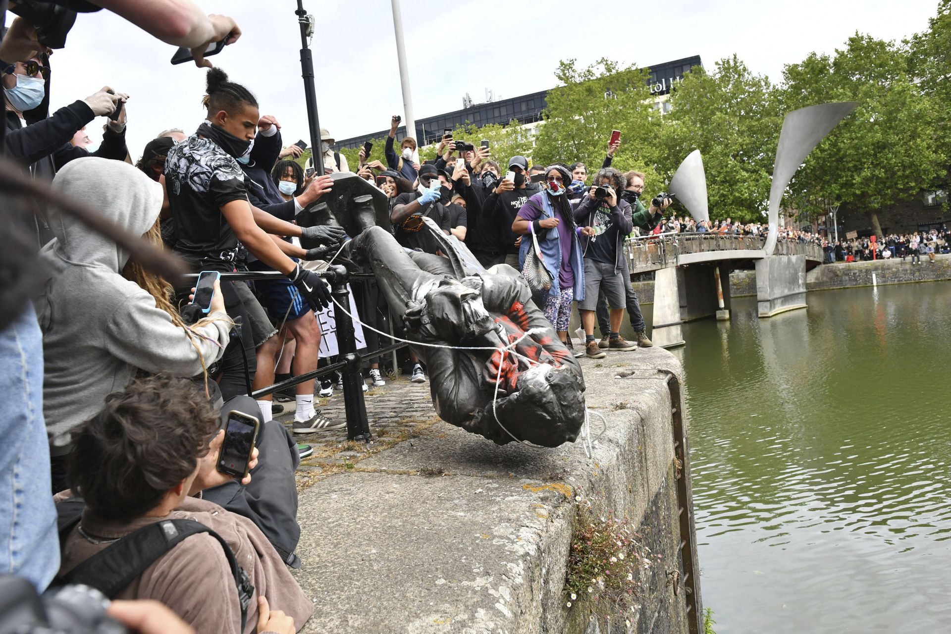 The statue of Edward Colston is thrown into the harbour in Bristol. - Sputnik International, 1920, 07.09.2021