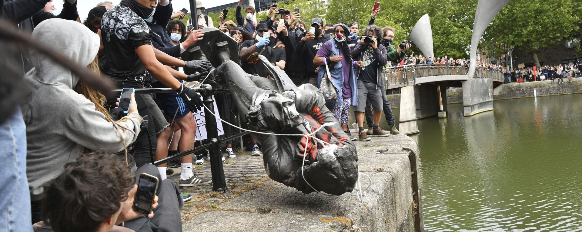 The statue of Edward Colston is thrown into the harbour in Bristol. - Sputnik International, 1920, 06.01.2022