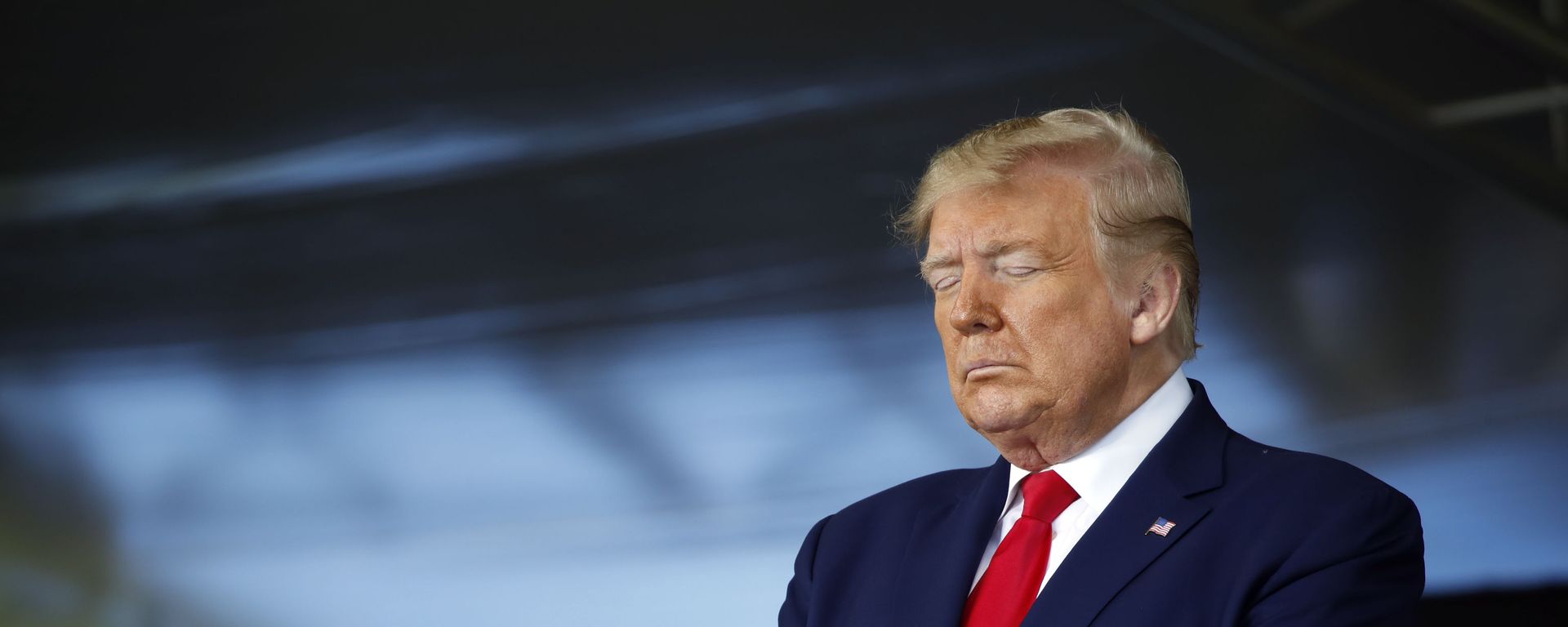 President Donald Trump prays during a commencement ceremony on the parade field, at the United States Military Academy in West Point, N.Y., Saturday, June 13, 2020 - Sputnik International, 1920, 25.06.2025