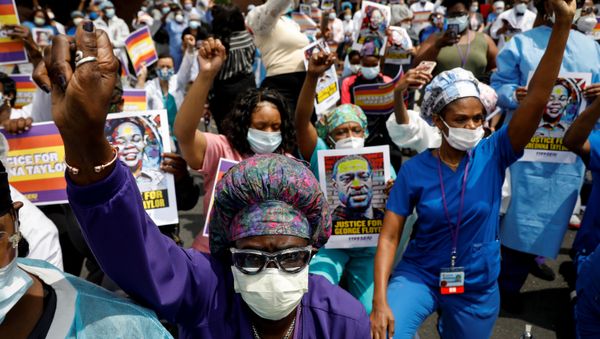 Members of the 1199SEIU union, the nation's largest healthcare workers' union, take part in a vigil and walkout action at Brookdale Hospital Medical Center in a protest against racial inequality in the Brooklyn borough of New York City, U.S., June 11, 2020.  REUTERS/Brendan McDermid - Sputnik International