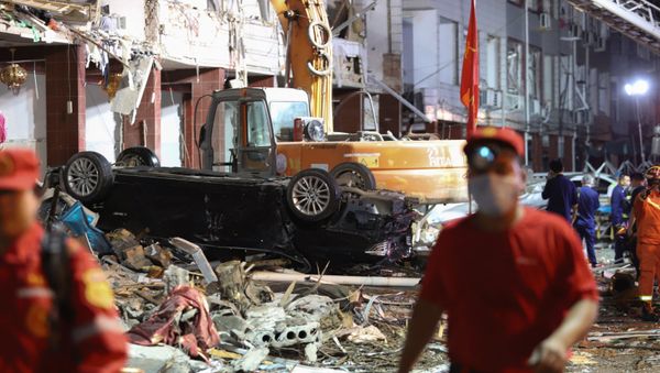 Damaged vehicles and buildings at the site of a tanker explosion near Wenling, in China's eastern Zhejiang province - Sputnik International