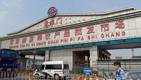 A police officer wearing a face mask is seen outside an entrance of the Xinfadi wholesale market, which has been closed for business after new coronavirus infections were detected, in Beijing, China June 13, 2020 - Sputnik International