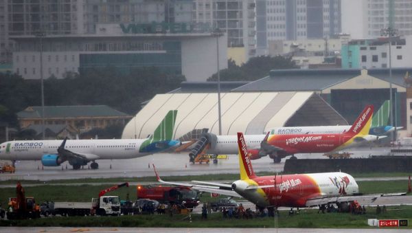 A VietJet Air passenger plane is seen on grass field after skidding at the Tan Son Nhat airport, in Ho Chi Minh city, Vietnam June 14, 2020 - Sputnik International