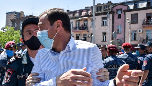 Police officer detains a supporter of opposition leader Gagik Tsarukian during a unauthorised rally in Yerevan - Sputnik International